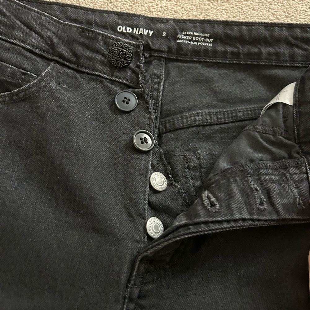 Old Navy Extra High-Rise Kicker Boot-Cut Secret-Slim Pockets Size 2 Black Jeans - Picture 4 of 5